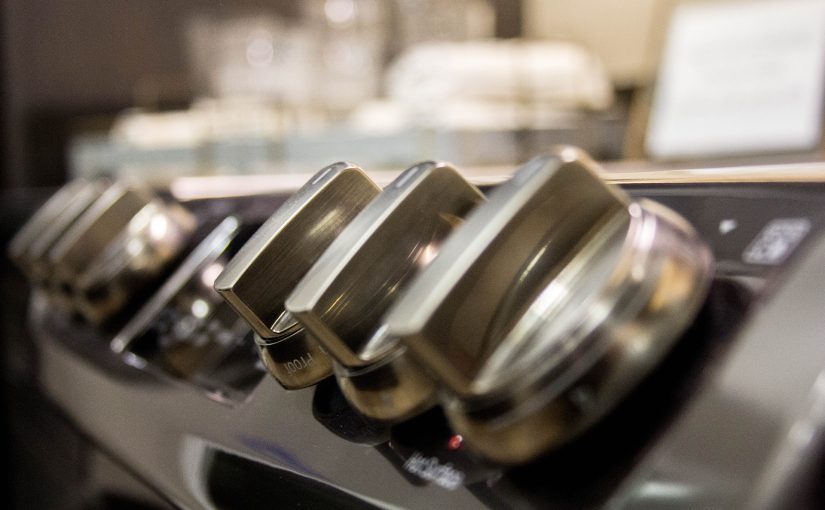 Awaria sprzętem AGD w gospodarstwie domowym – co zrobić, gdy lodówka przestaje działać, a pralka cieknie?